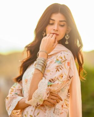 Zainab Shabbir Instagram - Eid Moo Barak to all. 🐑♥️
May Allah accept all our sacrifices & shower his blessings upon us. 🌸

.
.
.
.
.
.
.
.
Wearing @faryalyasinofficial 
Accesories by @zevardhaga
📸 @jerrymuqiiphotography