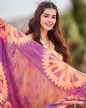 Zainab Shabbir Instagram - Eid Day 2 🌼🫶🏻

Biryani, pulaow or karahi
Which one is you favourite??? 😋

.
.
.
.

Wearing @shopaddee 

📸 @jerrymuqiiphotography