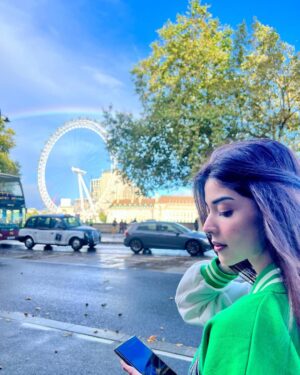 Zainab Shabbir Instagram - City sightseeing 🎡🔆🌈

Wasn't sure to post so many clicks but couldn't narrow it down to just a few 🤷🏻‍♀️

#londoneye #bigben #travelinspo #love
