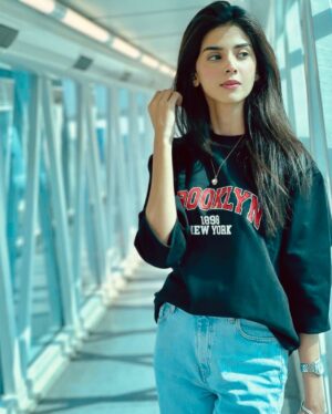 Zainab Shabbir Instagram - Even when its not full
It shines 
be like the moon 🌚

.
.
.
.
.
.
.

.
.
.
.
.
👚 @t.shirt_pk