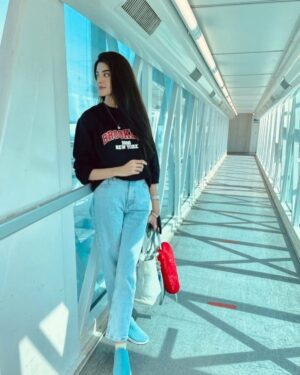 Zainab Shabbir Instagram - Even when its not full
It shines 
be like the moon 🌚

.
.
.
.
.
.
.

.
.
.
.
.
👚 @t.shirt_pk
