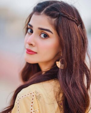 Zainab Shabbir Instagram - Eid Day 2 🌼🫶🏻

Biryani, pulaow or karahi
Which one is you favourite??? 😋

.
.
.
.

Wearing @shopaddee 

📸 @jerrymuqiiphotography