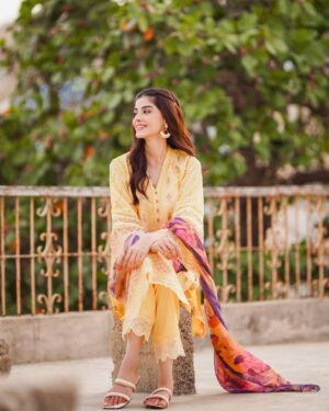 Zainab Shabbir Instagram - Eid Day 2 🌼🫶🏻

Biryani, pulaow or karahi
Which one is you favourite??? 😋

.
.
.
.

Wearing @shopaddee 

📸 @jerrymuqiiphotography