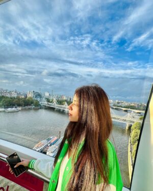 Zainab Shabbir Instagram - City sightseeing 🎡🔆🌈

Wasn't sure to post so many clicks but couldn't narrow it down to just a few 🤷🏻‍♀️

#londoneye #bigben #travelinspo #love