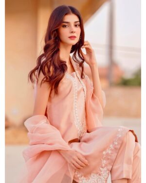 Zainab Shabbir Instagram - "Koi lafzon ke liye betha raha,
Kisi ne aankhen parh li ..." ✨

.
.
.
.
.
.
Wearing @shahnazanisstudios 
Styled by @thenabatheba 
📸 @jerrymuqiiphotography
#ZainabShabbir