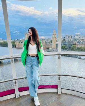 Zainab Shabbir Instagram - City sightseeing 🎡🔆🌈

Wasn't sure to post so many clicks but couldn't narrow it down to just a few 🤷🏻‍♀️

#londoneye #bigben #travelinspo #love