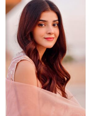 Zainab Shabbir Instagram - "Koi lafzon ke liye betha raha,
Kisi ne aankhen parh li ..." ✨

.
.
.
.
.
.
Wearing @shahnazanisstudios 
Styled by @thenabatheba 
📸 @jerrymuqiiphotography
#ZainabShabbir