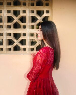 Zainab Shabbir Instagram - You are a story 
only a few would be able to tell .. 💎

.

Outfit @wajahatmansoorofficial ♥️

📸 @jerrymuqiiphotography

#zainabshabbir 
#saturdaymood