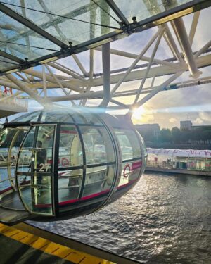 Zainab Shabbir Instagram - City sightseeing 🎡🔆🌈

Wasn't sure to post so many clicks but couldn't narrow it down to just a few 🤷🏻‍♀️

#londoneye #bigben #travelinspo #love