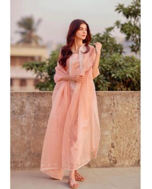 Zainab Shabbir Instagram - "Koi lafzon ke liye betha raha,
Kisi ne aankhen parh li ..." ✨

.
.
.
.
.
.
Wearing @shahnazanisstudios 
Styled by @thenabatheba 
📸 @jerrymuqiiphotography
#ZainabShabbir