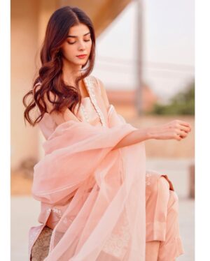 Zainab Shabbir Instagram - "Koi lafzon ke liye betha raha,
Kisi ne aankhen parh li ..." ✨

.
.
.
.
.
.
Wearing @shahnazanisstudios 
Styled by @thenabatheba 
📸 @jerrymuqiiphotography
#ZainabShabbir