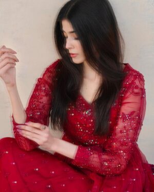 Zainab Shabbir Instagram - You are a story 
only a few would be able to tell .. 💎

.

Outfit @wajahatmansoorofficial ♥️

📸 @jerrymuqiiphotography

#zainabshabbir 
#saturdaymood
