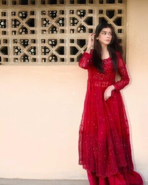 Zainab Shabbir Instagram - You are a story 
only a few would be able to tell .. 💎

.

Outfit @wajahatmansoorofficial ♥️

📸 @jerrymuqiiphotography

#zainabshabbir 
#saturdaymood