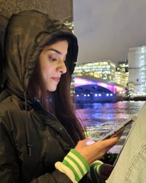 Zainab Shabbir Instagram - City sightseeing 🎡🔆🌈

Wasn't sure to post so many clicks but couldn't narrow it down to just a few 🤷🏻‍♀️

#londoneye #bigben #travelinspo #love