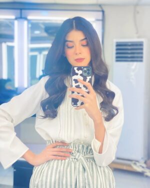 Zainab Shabbir Instagram - Gal Sun Janeya Janeya ...🪞🫶🏻

.

Are you guys vibing to this track too ? 🎶