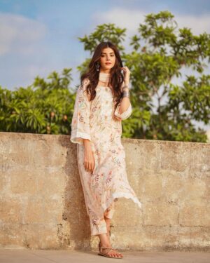 Zainab Shabbir Instagram - Eid Moo Barak to all. 🐑♥️
May Allah accept all our sacrifices & shower his blessings upon us. 🌸

.
.
.
.
.
.
.
.
Wearing @faryalyasinofficial 
Accesories by @zevardhaga
📸 @jerrymuqiiphotography