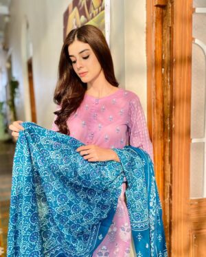 Zainab Shabbir Instagram - Zindagi hai kitni haseen hai phir bhi kahin ajab tanhayi,
Kaisi ye veeraniyan... 💟

.

.

.

@lakhanyofficial 
@aneehafeez