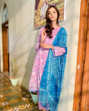Zainab Shabbir Instagram - Zindagi hai kitni haseen hai phir bhi kahin ajab tanhayi,
Kaisi ye veeraniyan... 💟

.

.

.

@lakhanyofficial 
@aneehafeez