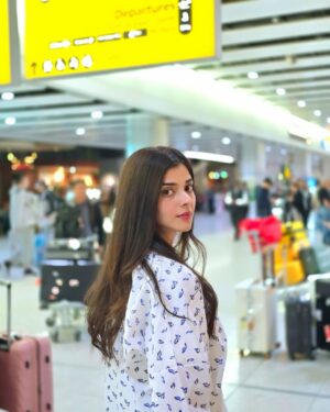 Zainab Shabbir Instagram - Posting starts now !! 🙆🏻‍♀️

.
.
.
.
.
Wearing @montivo.pk 
Got my luggage from @alburhanluggage 🧳