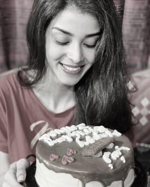 Zainab Shabbir Instagram - Here's to another trip around the sun 🔆🎁

Thankyou everyone for all the birthday wishes and blessings. ♥️

.
.
.
.
.
👕 @brands4youpk2.0
