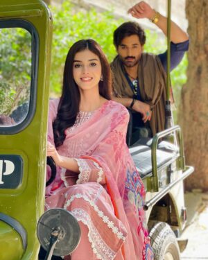 Zainab Shabbir Instagram - Tonighttttt 🌟
#fareb 

@humtvpakistanofficial 
@moomal_productions_official 
@mohsin.talat 

.
.

Wearing @shopaddee