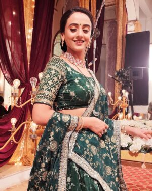 Zalak Desai Instagram - 💚💚💚💚M E H E N D I💚💚💚💚

📸 & Hairstylist: @its.alvina_ 

#MehendiLook#KhyatiKothari#Anupamaa#Grateful#Blessed