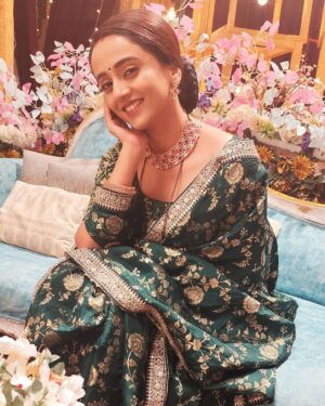 Zalak Desai Instagram - 💚💚💚💚M E H E N D I💚💚💚💚

📸 & Hairstylist: @its.alvina_ 

#MehendiLook#KhyatiKothari#Anupamaa#Grateful#Blessed