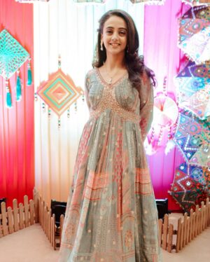 Zalak Desai Instagram - Mehendi Look from my Brother-In Laws’s wedding!☺️

I wanted to wear something colourful for this event and that’s exactly why I picked this Anarkali! Subtle yet vibrant, just how I wanted the outfit to be!🫰🏼

#Simple#Chic#Colourful#Vibrant#MehendiLook#GharKiShaadi#IndianWear#Anarkali#Blessed#Grateful