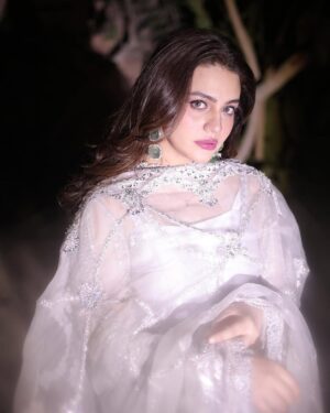 Zara Noor Abbas Instagram - ♓️ season has begun. 

👗 @waniyabymehrazam 
💄 @shaheen.h786 
📸 @rehanmithanii