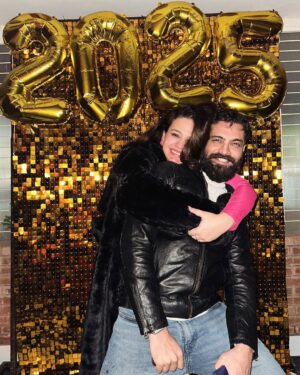 Zara Noor Abbas Instagram - Happy New Yearrrrrr Everyone!!!!! 
May 2025 be filled with Honesty and no pretence with great health and well wishers all year round. 🎷🎉🫶🏻

My OCD has hit hard and I WANT music on this post and thus this has been deleted 8 times before. Anyway, let’s see if it’s still there. 
Can you hear it?