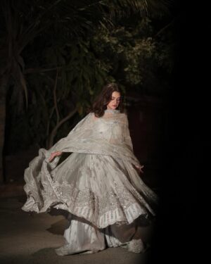 Zara Noor Abbas Instagram - ♓️ season has begun. 

👗 @waniyabymehrazam 
💄 @shaheen.h786 
📸 @rehanmithanii