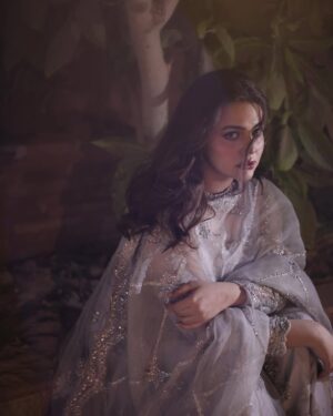 Zara Noor Abbas Instagram - ♓️ season has begun. 

👗 @waniyabymehrazam 
💄 @shaheen.h786 
📸 @rehanmithanii