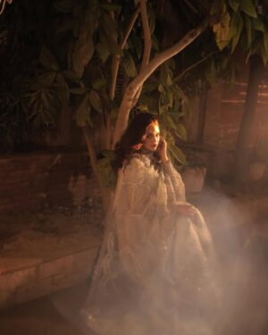 Zara Noor Abbas Instagram - ♓️ season has begun. 

👗 @waniyabymehrazam 
💄 @shaheen.h786 
📸 @rehanmithanii