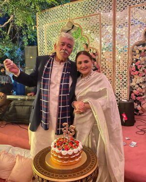 Zara Noor Abbas Instagram - O humnava… 
I love you amma baba ⭐️🫀🫶🏻😭 
Happy Anniversary to you both and May you stick together like this for countless years ahead. Ameen.