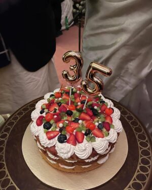 Zara Noor Abbas Instagram - O humnava… 
I love you amma baba ⭐️🫀🫶🏻😭 
Happy Anniversary to you both and May you stick together like this for countless years ahead. Ameen.