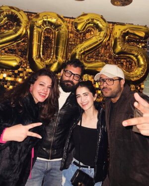Zara Noor Abbas Instagram - Happy New Yearrrrrr Everyone!!!!! 
May 2025 be filled with Honesty and no pretence with great health and well wishers all year round. 🎷🎉🫶🏻

My OCD has hit hard and I WANT music on this post and thus this has been deleted 8 times before. Anyway, let’s see if it’s still there. 
Can you hear it?