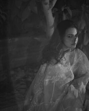 Zara Noor Abbas Instagram - ♓️ season has begun. 

👗 @waniyabymehrazam 
💄 @shaheen.h786 
📸 @rehanmithanii