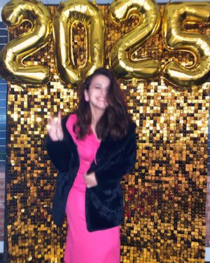Zara Noor Abbas Instagram - Happy New Yearrrrrr Everyone!!!!! 
May 2025 be filled with Honesty and no pretence with great health and well wishers all year round. 🎷🎉🫶🏻

My OCD has hit hard and I WANT music on this post and thus this has been deleted 8 times before. Anyway, let’s see if it’s still there. 
Can you hear it?