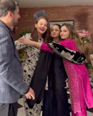 Zara Noor Abbas Instagram - O humnava… 
I love you amma baba ⭐️🫀🫶🏻😭 
Happy Anniversary to you both and May you stick together like this for countless years ahead. Ameen.