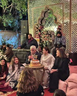 Zara Noor Abbas Instagram - O humnava… 
I love you amma baba ⭐️🫀🫶🏻😭 
Happy Anniversary to you both and May you stick together like this for countless years ahead. Ameen.