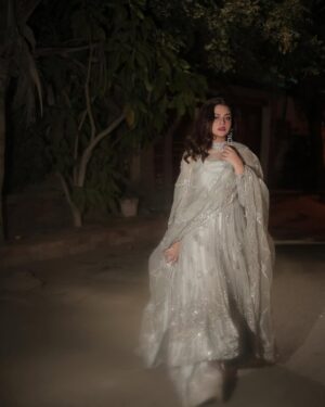 Zara Noor Abbas Instagram - ♓️ season has begun. 

👗 @waniyabymehrazam 
💄 @shaheen.h786 
📸 @rehanmithanii