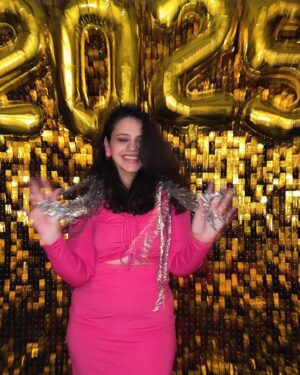 Zara Noor Abbas Instagram - Happy New Yearrrrrr Everyone!!!!! 
May 2025 be filled with Honesty and no pretence with great health and well wishers all year round. 🎷🎉🫶🏻

My OCD has hit hard and I WANT music on this post and thus this has been deleted 8 times before. Anyway, let’s see if it’s still there. 
Can you hear it?