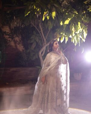Zara Noor Abbas Instagram - ♓️ season has begun. 

👗 @waniyabymehrazam 
💄 @shaheen.h786 
📸 @rehanmithanii
