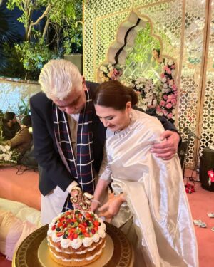 Zara Noor Abbas Instagram - O humnava… 
I love you amma baba ⭐️🫀🫶🏻😭 
Happy Anniversary to you both and May you stick together like this for countless years ahead. Ameen.