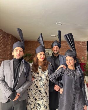 Zara Noor Abbas Instagram - O humnava… 
I love you amma baba ⭐️🫀🫶🏻😭 
Happy Anniversary to you both and May you stick together like this for countless years ahead. Ameen.