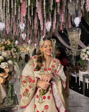 Zara Noor Abbas Instagram - Dulhay ki behn 🤍🥰🎷🎉

@hussainrehar.official 
@stylebyhassan 
@opalbymadihaihsan