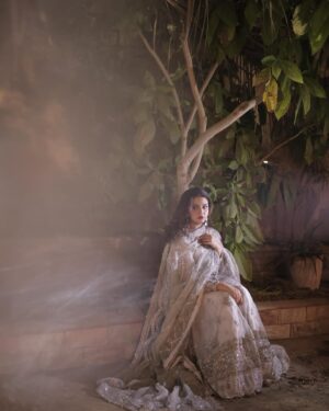Zara Noor Abbas Instagram - ♓️ season has begun. 

👗 @waniyabymehrazam 
💄 @shaheen.h786 
📸 @rehanmithanii