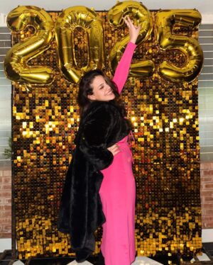 Zara Noor Abbas Instagram - Happy New Yearrrrrr Everyone!!!!! 
May 2025 be filled with Honesty and no pretence with great health and well wishers all year round. 🎷🎉🫶🏻

My OCD has hit hard and I WANT music on this post and thus this has been deleted 8 times before. Anyway, let’s see if it’s still there. 
Can you hear it?