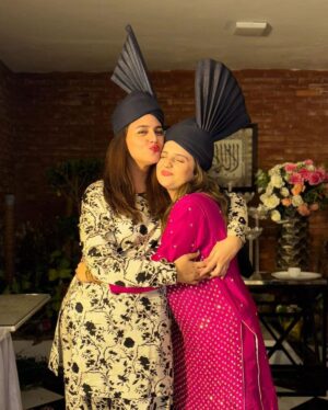 Zara Noor Abbas Instagram - O humnava… 
I love you amma baba ⭐️🫀🫶🏻😭 
Happy Anniversary to you both and May you stick together like this for countless years ahead. Ameen.