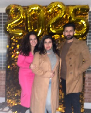 Zara Noor Abbas Instagram - Happy New Yearrrrrr Everyone!!!!! 
May 2025 be filled with Honesty and no pretence with great health and well wishers all year round. 🎷🎉🫶🏻

My OCD has hit hard and I WANT music on this post and thus this has been deleted 8 times before. Anyway, let’s see if it’s still there. 
Can you hear it?